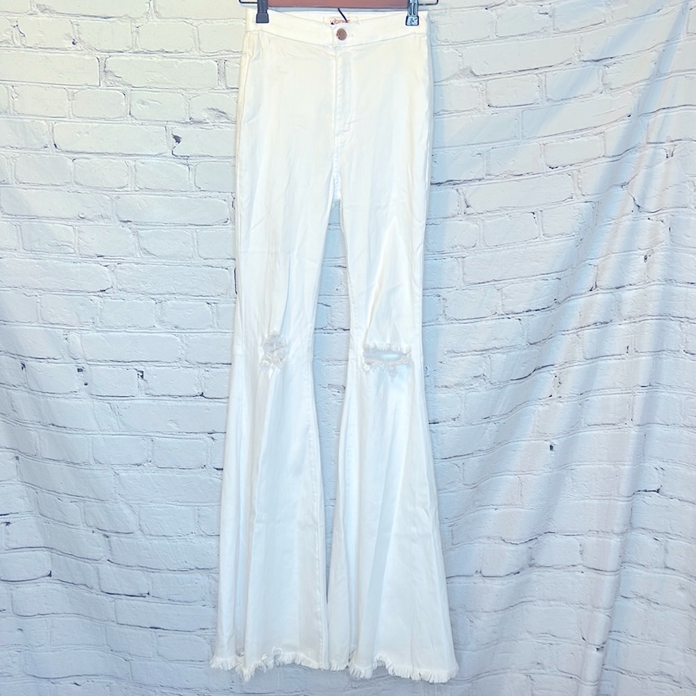 Vibrant Distressed White Flare Jeans Size 9 / 28 Excellent Condition